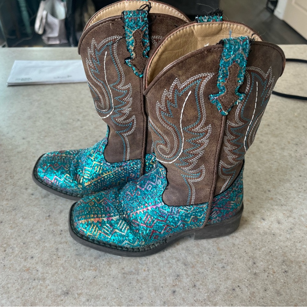 Little girls roper boots with all the sparkle!